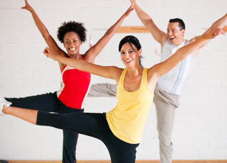Tre perosner som gör aerobics