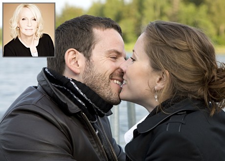 Par kysser varandra infälld bild på Eva Rusz