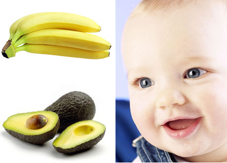 Baby med banan och avokado