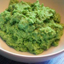 Grön ärthummus i vit skål