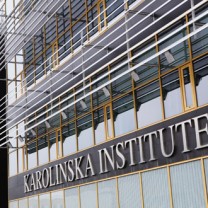 Karolinska Institutets huvudentré Huddinge närbild logotyp