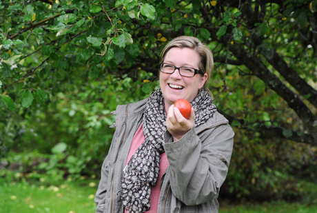 kvinna håller i äpple