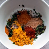 Skål med olika färgglada kryddor i