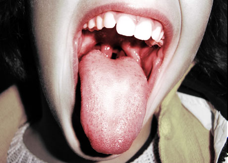 Person gapar och sträcker ut tungan långt