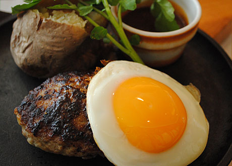 Köttfärsbiff och stekt ägg på tallrik