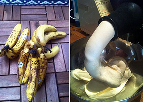 Tvåbild: lite mörka bananer, glass som kommer ur juicer
