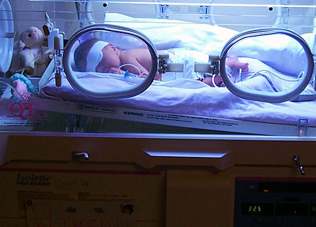Nyfödd bebis i kuvös