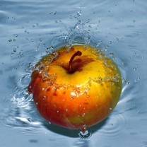 Ett äpple i vatten