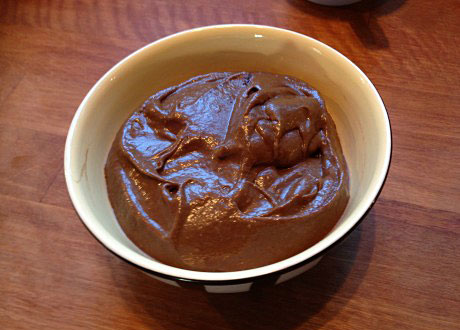 Raw chokladpudding i skål