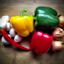 Grönsaker på ett träbord