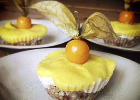 Raw citron cheesecake cupcakes på fat garnerade med psysalis