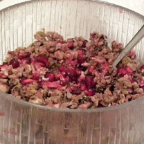 Tapenade med valnötter och granatäpple i skål