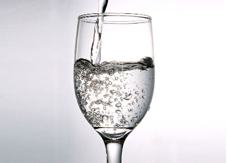 Vattenglas med vatten i