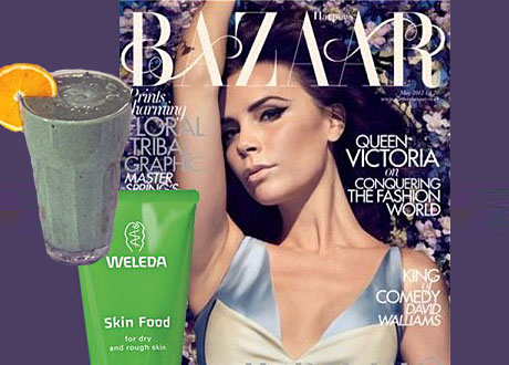 Omslaget med Victoria Beckham tidningen Harpers Bazaar en skin food och en grönjuice