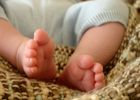 Ett spädbarns fötter
