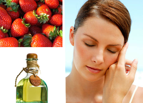 Kvinna med fin hy, olivolja och jordgubbar