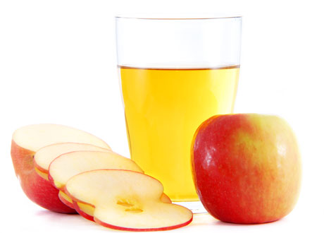 Äpplen och glas med äppeljuice