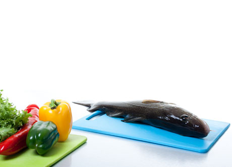 En torsk och grönsaker på skärbrädor