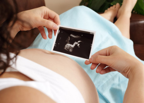 Gravid kvinna med fosterbild