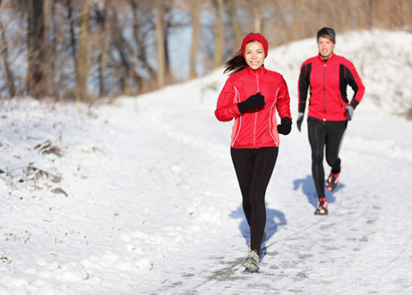 Två joggare i snön