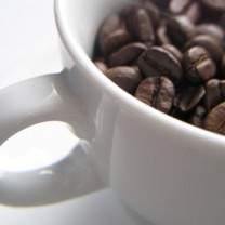 Kopp med kaffebönor
