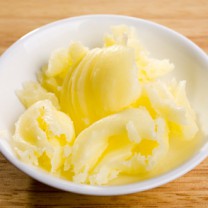 En skål med hemmagjort smör i