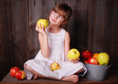 Barn med massa äpplen