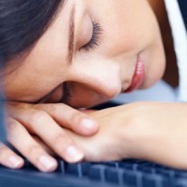 Kvinna som sover på tangentbord