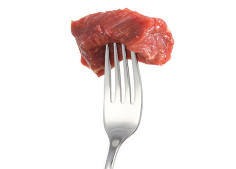 Köttbit på gaffel