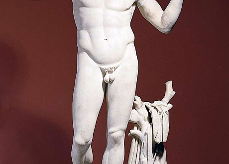 En vit marmorstaty föreställande en naken man