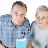 Ett äldre par ler