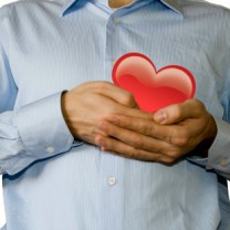 En man håller ett animerat hjärta framför sitt hjärta