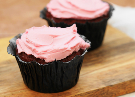 Röda cupcakes med rosa frosting