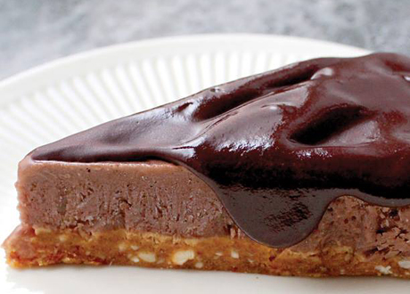 Raw chokladtårta med smak av choklad, banan och kola