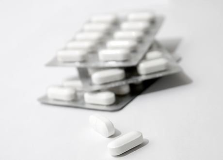 Vita tabletter i kartor på bord
