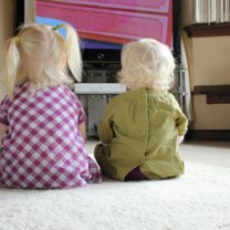 Två barn framför tv