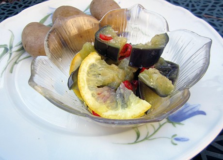 Vegetarisk sill på aubergine serverad i glasskål med citron och potatis