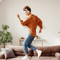 kvinna dansar i soffa