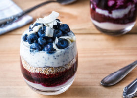 Yoghurt i glas med färska blåbär