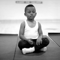 Liten femårig pojke mediterar