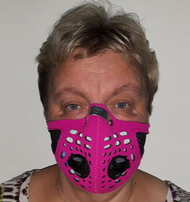 Ingvor Näsmyr med en rosa mask över munnen