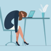 Utmattad sjuk trött kvinnlig chef i Office ledsen tråkigt sittande med huvudet ner på laptop.