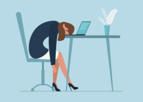Utmattad sjuk trött kvinnlig chef i Office ledsen tråkigt sittande med huvudet ner på laptop.