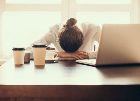 stressad och trött kvinna på jobbet