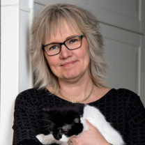 Anette Göransson med sin katt i famnen