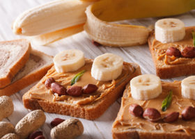 Banan och jordnötssmörgåsar i form av roliga gubbar