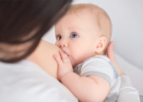 ammande spädbarn har ögonkontakt med sin mamma