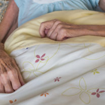 Äldre mycket smal kvinna i sin säng