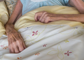 Äldre mycket smal kvinna i sin säng