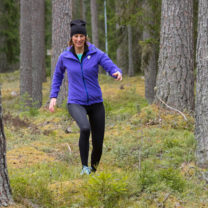 Sandra springer i skogen